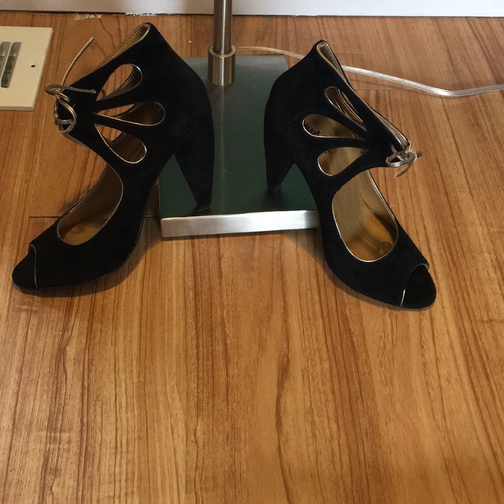 Black and Silver Seychelles Heals. Sz 7.
